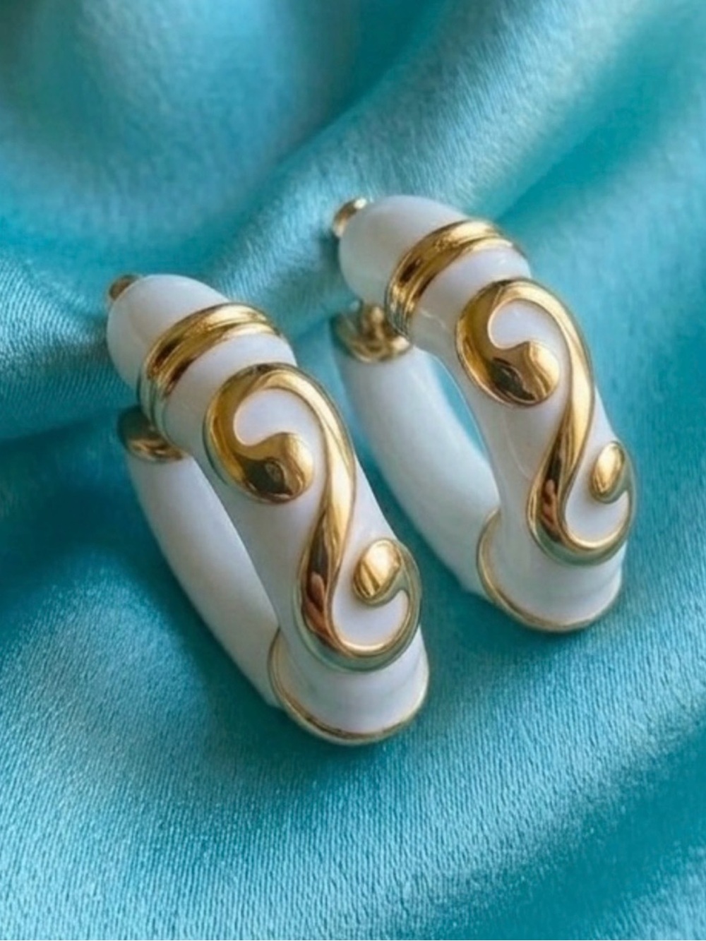 Vintage MILOR ITALY 925 Silver 18k Gold Plated Swirl White Enamel Hoop Earrings
